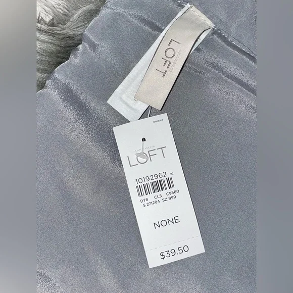 NWT! Ann Taylor Loft Women’s Grey Faux Fur Gaitor Scarf - Picture 2 of 9